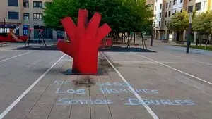 Los vecinos de Ansoáin restauran la mano contra la violencia machista que fue incendiada con gasolina