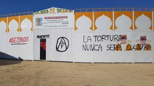 Los radicales del Frente de Liberación Animal vuelven a las andadas con una pintada en la plaza de toros de Olite
