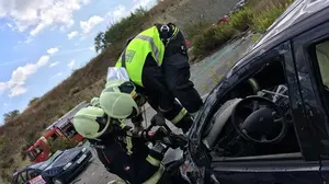 Los bomberos rescatan a un bebé encerrado en un coche que se ha cerrado con las llaves dentro