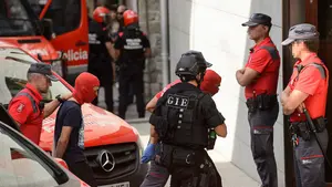 Encapuchados y bajo un gran dispositivo policial: los presuntos autores del crimen de Cáseda llegan al juzgado