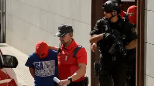 La llegada de los presuntos asesinos del triple crimen de Cáseda al juzgado de Aoiz, en imágenes