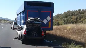 Dos muertos tras empotrarse un coche contra un camión en la A-1, en la muga entre Navarra y Álava