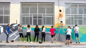 'La pincelada de San Jorge': Jóvenes y artistas del barrio pintan murales en diferentes edificios