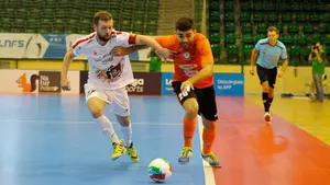 El jugador del Aspil Vidal David Pazos sufre un edema óseo en la rodilla derecha