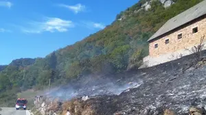 Los bomberos intervienen ante un incendio desatado entre la carretera de Orbara y una vivienda cercana