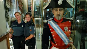 La primera y la última mujer guardias civiles se sienten "iguales" que sus compañeros hombres