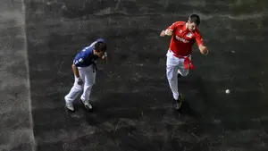Un gran partido en un escenario privilegiado para la pelota: las imágenes del estreno del Navarra Arena