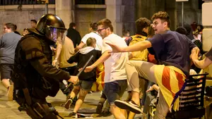 Enfrentamientos en Barcelona: los Mossos cargan contra los radicales frente a la jefatura de Policía en Vía Laietana