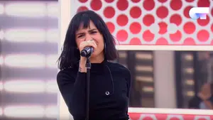 Se avecina numerazo: la pamplonesa Natalia se desmelena con un tema de los 80 e impresiona a profes y compañeros