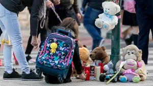"Mi hija ha llorado toda la noche, necesitan ayuda psicológica": desconsuelo en el colegio del niño atropellado