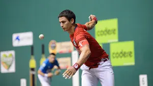 Un adiós emocionado: Julen Retegi se despide de la pelota con derrota entre los aplausos de la afición