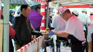 400 kilos de chistorra y m&aacute;s de 4.000 pinchos se han repartido en la XIII edici&oacute;n del Concurso Navarro de Chistorra