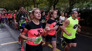 Pamplona pone a correr su solidaridad: cientos de personas en la marcha en favor de Anfas