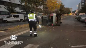 Aparatoso accidente en Pamplona: un conductor borracho vuelca su vehículo en la calle Joaquín Beunza