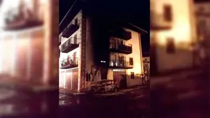 Desalojo de madrugada en Elizondo: el incendio de un coche aparcado calcina parte de una fachada