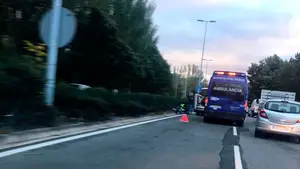 Un accidente múltiple entre tres vehículos deja un herido y provoca retenciones en Pamplona