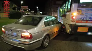 Detenido un conductor borracho y drogado tras atropellar a un agente en Villava y chocarse contra una villavesa