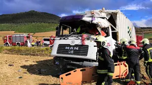 Dos personas atrapadas tras volcar un camión de la Mancomunidad de la Comarca de Pamplona en Sarasa