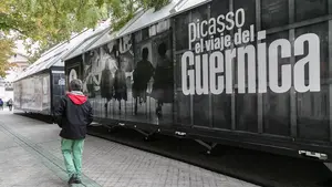 Picasso 'se instala' en el centro de Pamplona: una muestra itinerante acerca el 'Guernica'