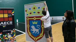 Pamplona recrea su escudo con cubos de Rubik para dar la 'bienvenida' al campeonato nacional en el Labrit