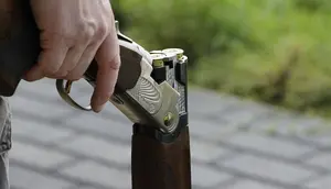 Un hombre de 75 años elige una de sus 19 armas para disparar a su vecino y termina detenido