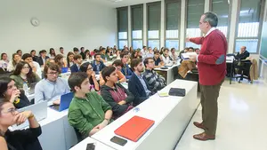 El director de un periódico amenazado en Venezuela habla en Pamplona: “El cambio parece inminente”