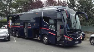 Adiós al vuelo chárter: carretera y manta para recorrer en autobús 700 kilómetros hasta Coruña