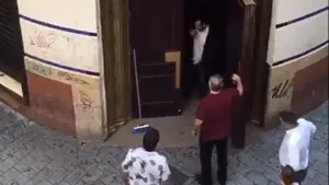 Rescatan a un joven que se quedó dormido en una discoteca toda la noche y sale con una copa en la mano