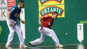 Olaizola sufre una dura derrota en el Labrit y está casi eliminado en el torneo del cuatro y medio