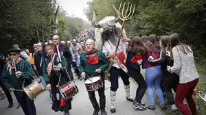120 autobuses y 7.000 coches llevan vascoparlantes a Tudela para la celebraci&oacute;n del Nafarroa Oinez