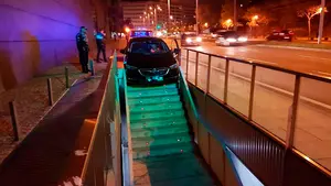Encajonado en las escaleras: un conductor borracho pretendía aparcar así su coche en el centro de Pamplona