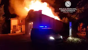 Un espectacular incendio en una harinera abandonada de la zona de Miluce causa grandes da&ntilde;os