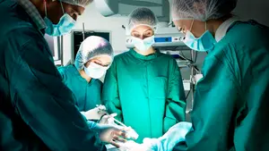 Los médicos navarros hacen las maletas: más de medio centenar solicita trabajar fuera de España