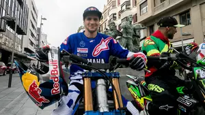 Los pilotos del 'Mini Lurauto X-Gravity' se han pasado por el Monumento al Encierro antes de volar por los aires