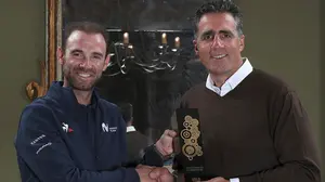Miguel Induráin entrega a Alejandro Valverde el premio "la Bicicleta de Oro" en Gorraiz