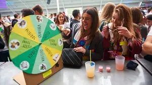 El reencuentro más esperado: miles de estudiantes celebran la carpa de otoño de la UPNA