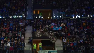 Emoción en el aire: el público del Navarra vibra con los imposibles saltos de los pilotos de freestyle