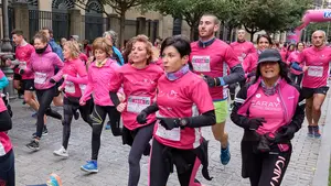 Una marea rosa de 12.000 personas toma Pamplona para apoyar la lucha contra el cáncer de mama
