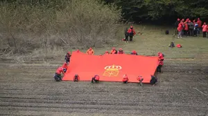 Nuevo acto para defender los símbolos de Navarra: Banderazo despliega la enseña foral en la selva de Irati