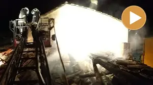 La rápida actuación de los bomberos evita que un incendio en una casa de Aibar afectara a otras viviendas