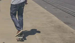 Un usuario de un patinete eléctrico resulta herido al chocar con una furgoneta en Pamplona
