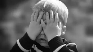 Una rápida reacción que vale una vida: un policía le salva a un niño de cuatro años que se atragantó