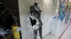 Intentan robar en una tienda de lujo y uno de los atacantes termina herido en un tiroteo con la policía