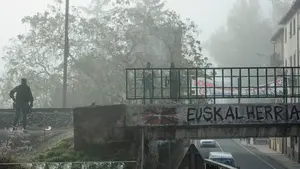 Un grupo de 30 encapuchados corta el tráfico de la A-1 en Alsasua quemando neumáticos y volcando contenedores