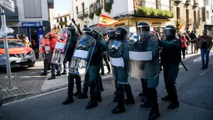 Fuerte dispositivo policial en Alsasua para contener a los radicales: insultos y gritos de "fuera fascistas"