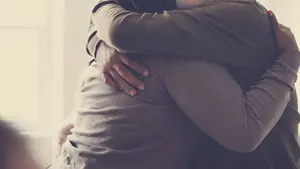 Una pregunta y un abrazo que solo traen disgustos: así han robado el reloj a un hombre en San Juan