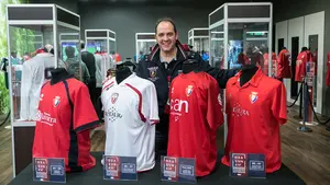 Txema García, la pasión de Osasuna hecha camiseta, reúne en una exposición las elásticas que hicieron época