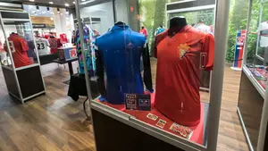Las camisetas más relevantes de la historia de Osasuna, reunidas en una exposición