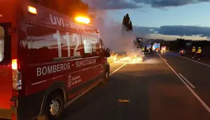 Fallece un motorista en Mendívil tras colisionar frontalmente contra un camión: su moto ha estallado en llamas