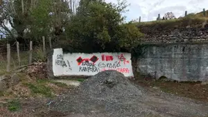 Vergonzosas pintadas: radicales atacan el muro en el que ETA asesinó al guardia civil Beiro en Leiza